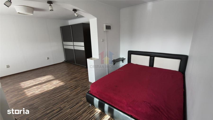 Casă cu 6 camere cu Teren 300 Mp în Tineretului
