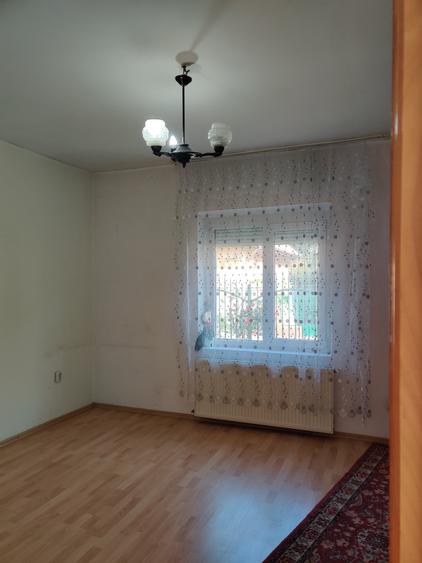 Casă individuală cu 7 camere cu Canalizare în Vatra Luminoasă
