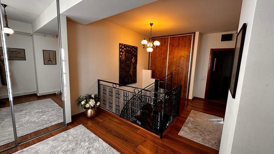 Penthouse cu 3 camere decomandat, mobilat în Mamaia