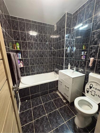 Apartament cu 3 camere semidecomandat în Craiovei