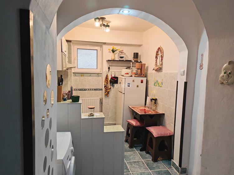 vand apartament 2 camere decomandat