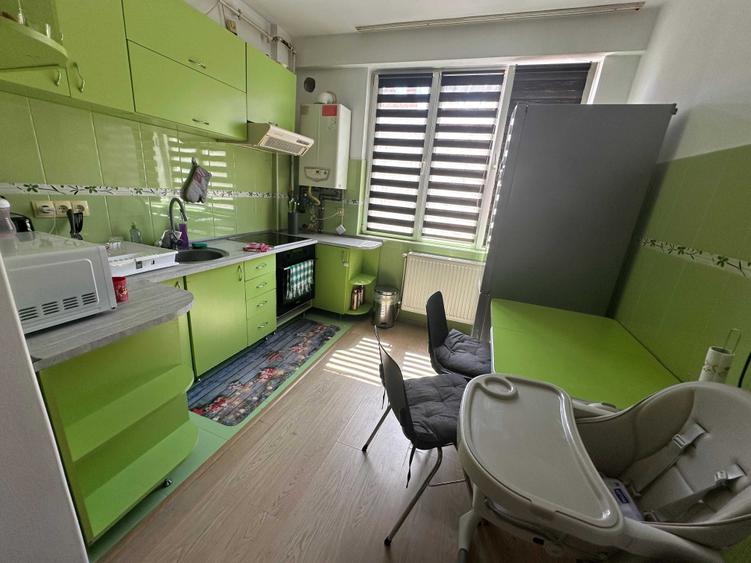 Apartament cu 3 camere decomandat în Criș