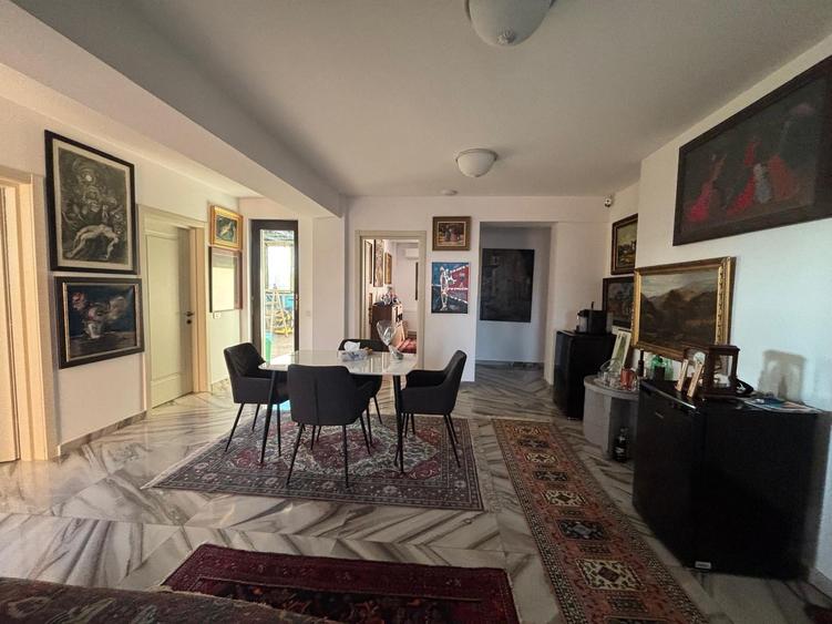 Penthouse cu 5 camere semidecomandat în Timpuri Noi