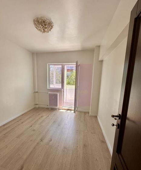 Apartament cu 4 camere semidecomandat în Ștefan cel Mare