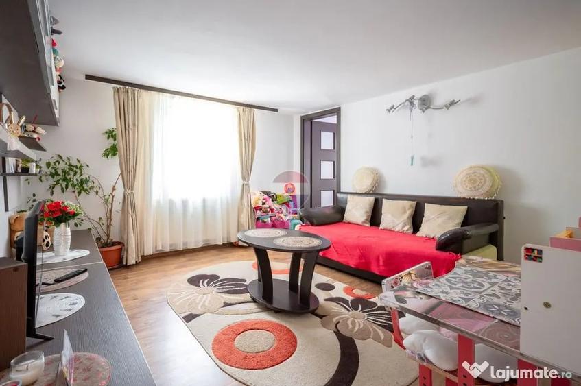 Apartament cu 3 camere decomandat în Est