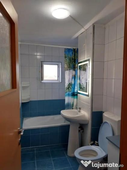 Apartament cu 4 camere decomandat în Confecții