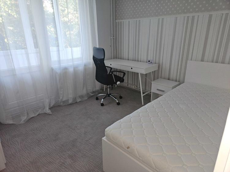 Apartament cu 3 camere decomandat în Cornișa