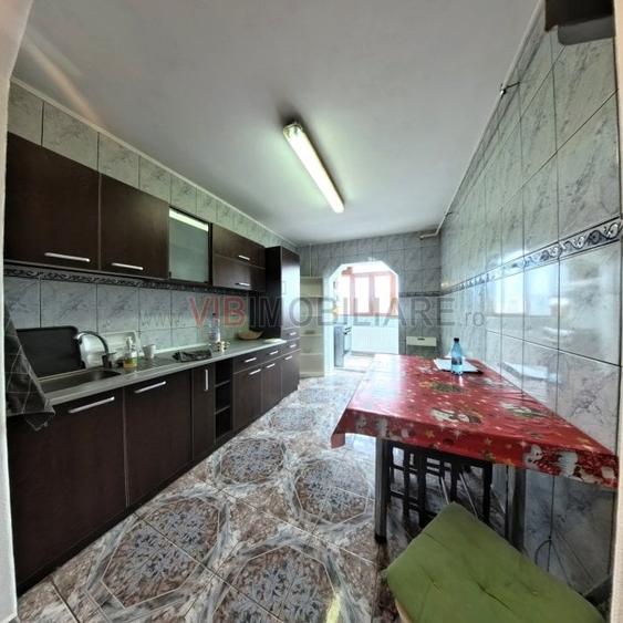 Apartament cu 4 camere semidecomandat, mobilat în Rahova