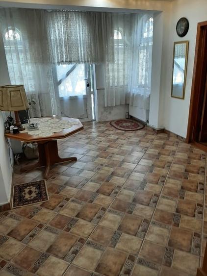 Casă individuală cu 5 camere cu Canalizare în Central