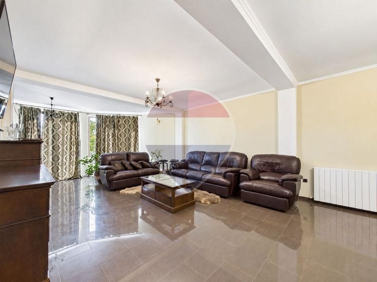 Casă individuală cu 6 camere cu Teren 7320 Mp în Curcani