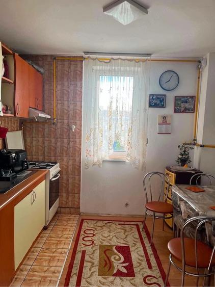 Apartament cu 4 camere nedecomandat în Crihala