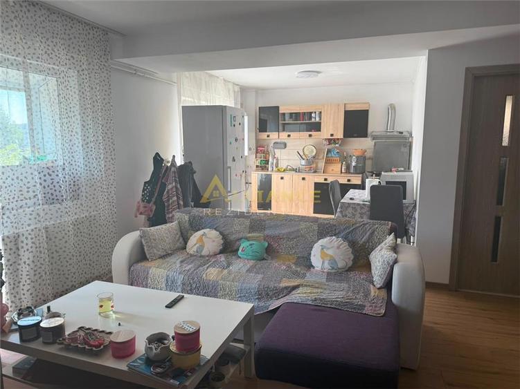 Apartament cu 3 camere semidecomandat în Berceni