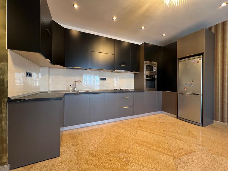 Apartament cu 3 camere semidecomandat în Rahova