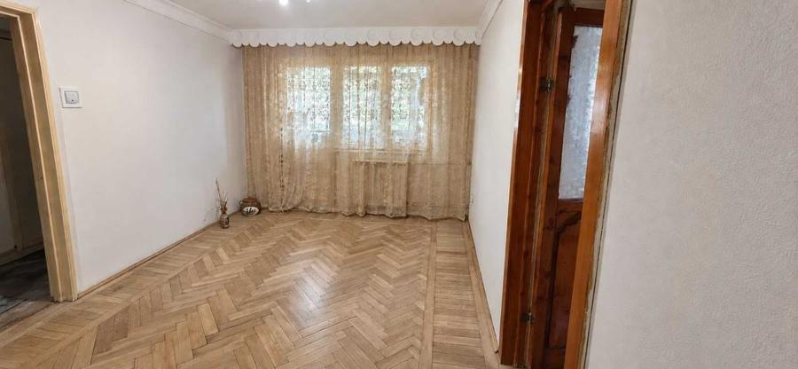 Apartament cu 3 camere semidecomandat în Smârdan