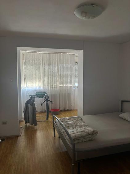 Apartament cu 3 camere decomandat în Pandurilor
