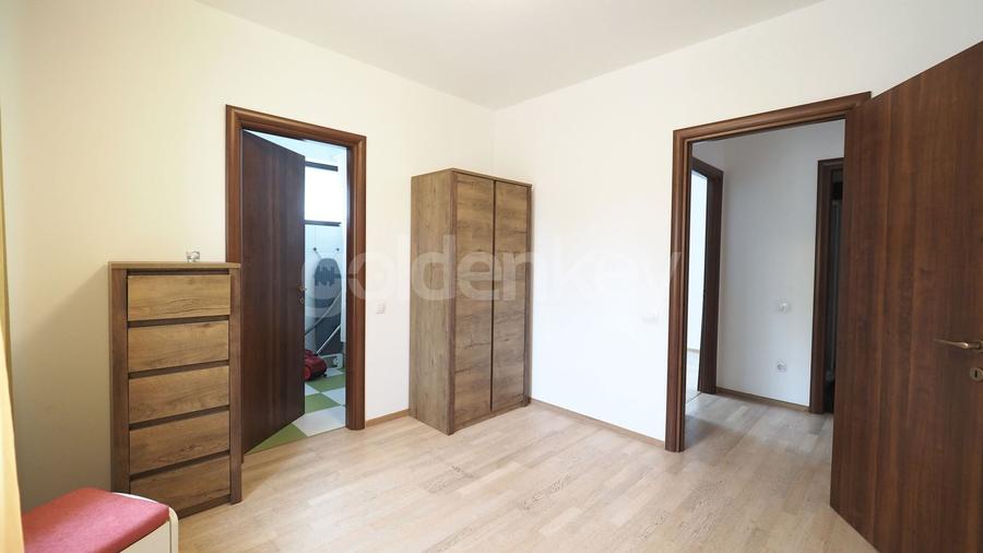 Apartament cu 3 camere semidecomandat, mobilat în Iancu Nicolae