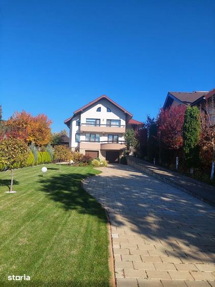 Casă cu 5 camere cu Teren 2400 Mp în Ipotești