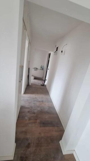 Apartament cu 3 camere semidecomandat în Livada