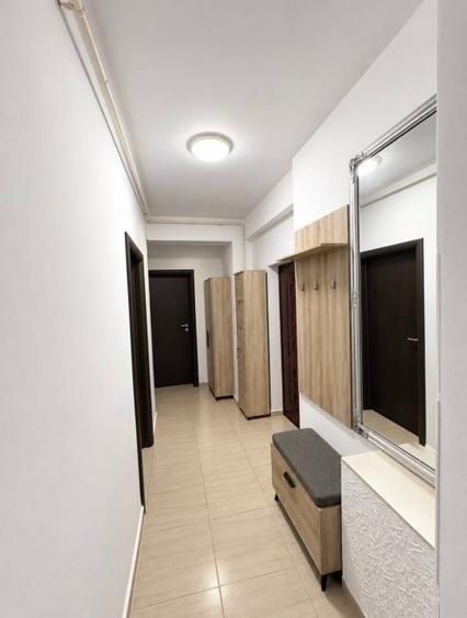 Apartament cu 3 camere decomandat, mobilat în Roșu