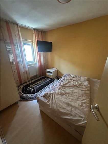 Apartament cu 3 camere semidecomandat, mobilat în Aradului