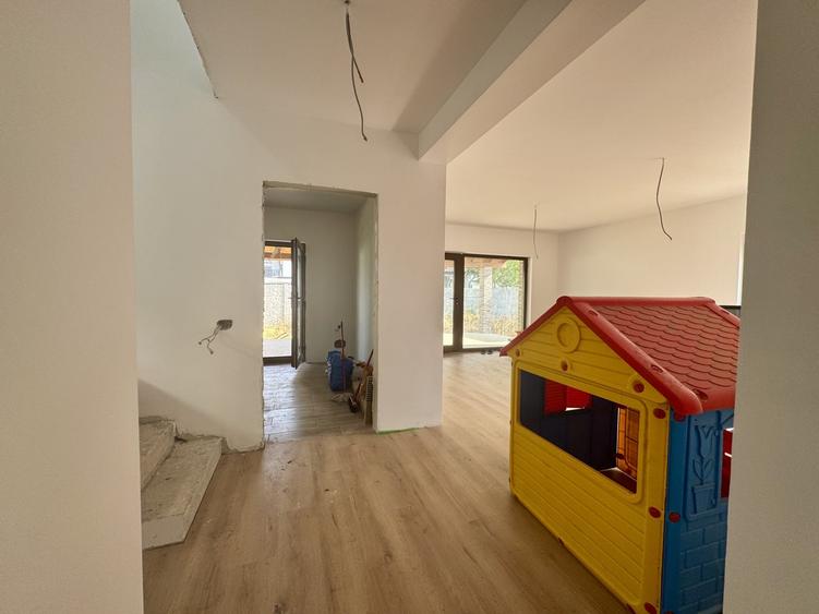 Casă individuală cu 5 camere cu Teren 323 Mp în Berceni
