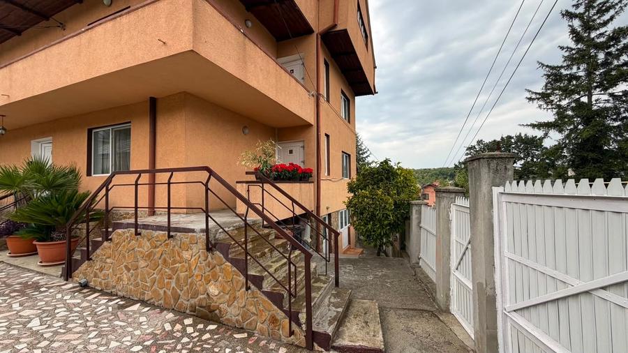 Casă individuală cu 7 camere cu Canalizare în Sărărie