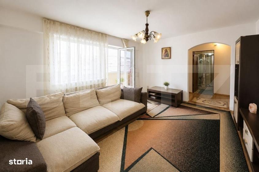 Apartament cu 3 camere semidecomandat în Independenței