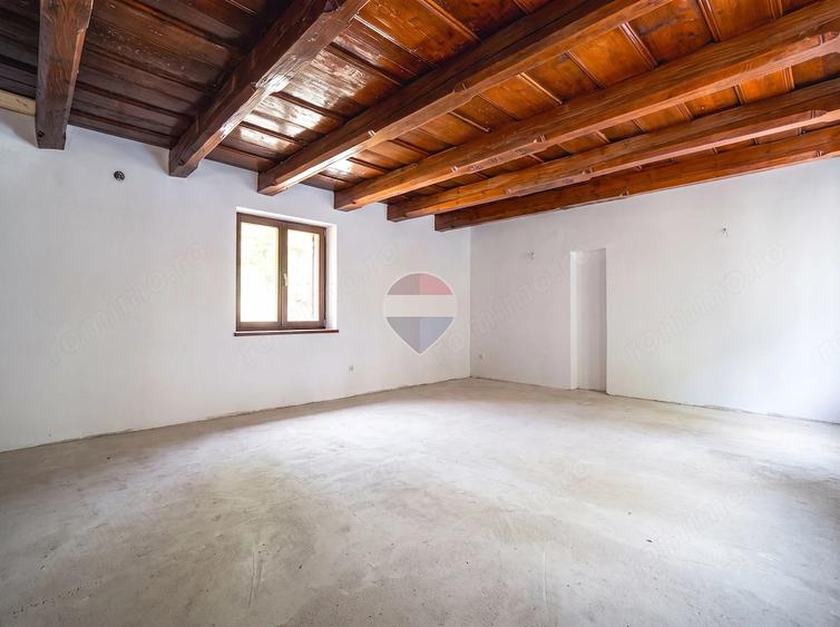Casă cu 9 camere cu Teren 450 Mp în Cristian