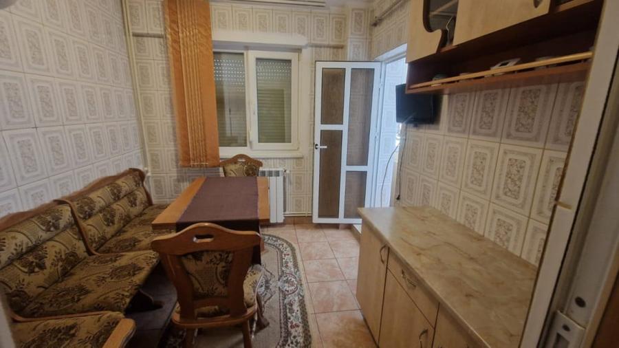 Apartament cu 3 camere semidecomandat în Păcii