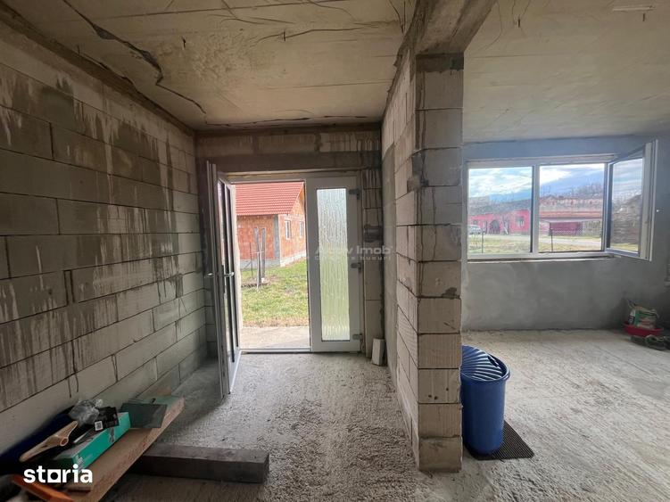 Casă cu 5 camere cu Teren 1414 Mp în Știuca