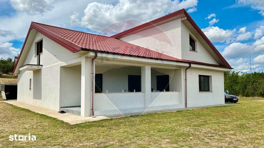 Casă cu 4 camere cu Teren 4151 Mp în Târgu Bujor