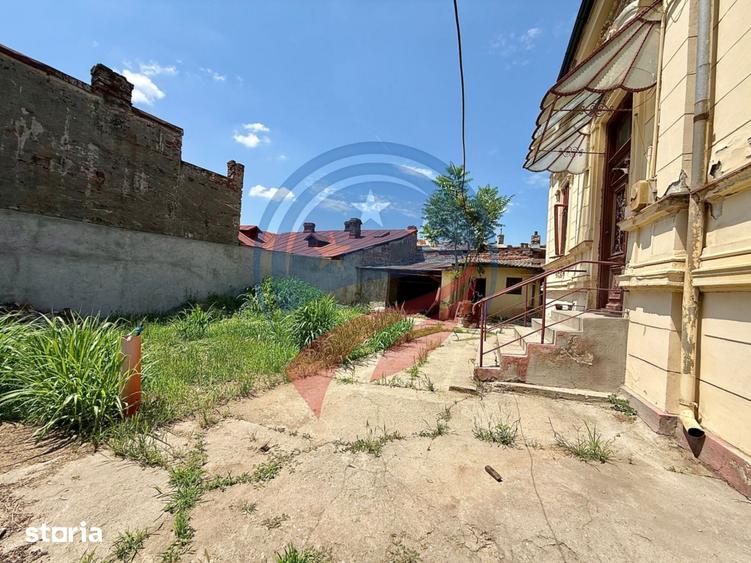 Casă cu 7 camere cu Teren 330 Mp în Central