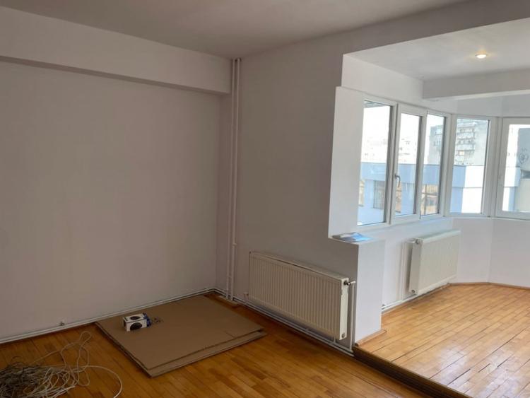 Apartament cu 4 camere decomandat, mobilat în Central