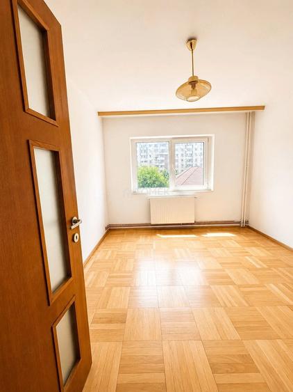 Apartament cu 4 camere decomandat în Scriitorilor