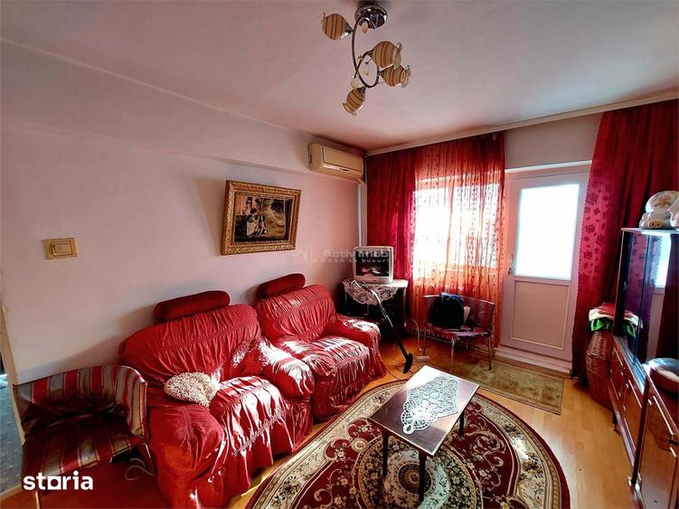 Apartament cu 3 camere decomandat în Piața