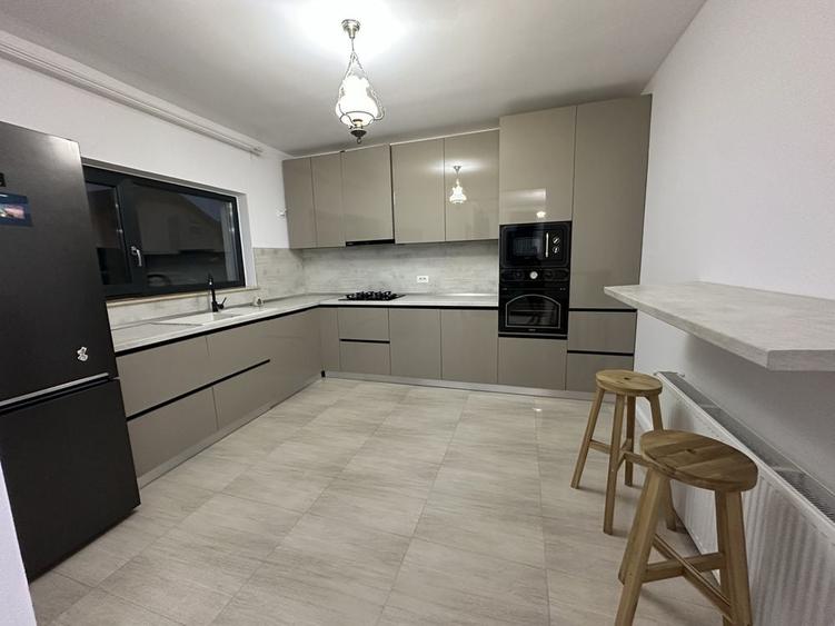 Casă cu 3 camere cu Teren 200 Mp în Central