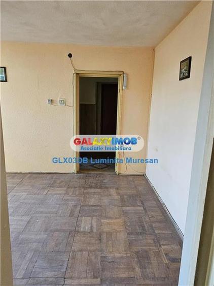 Apartament cu 3 camere semidecomandat în Micro 6