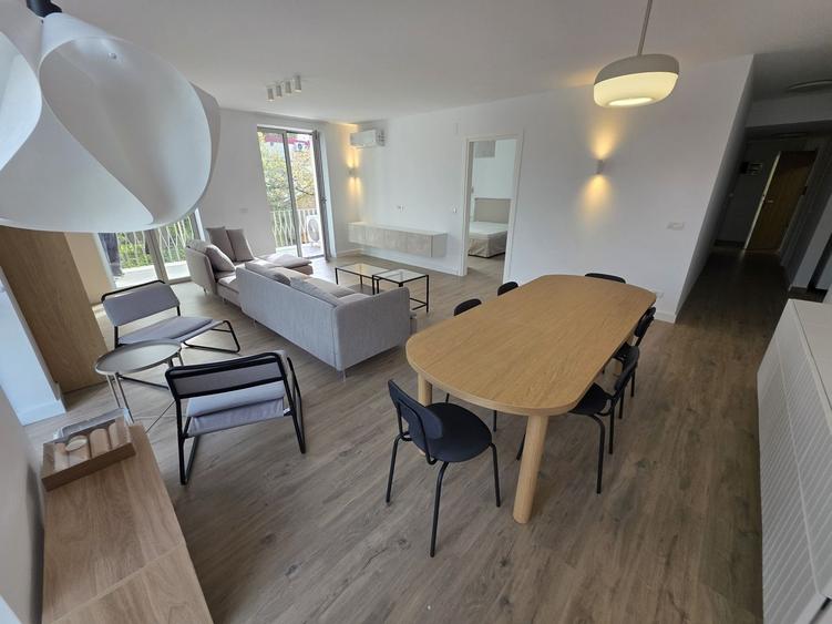 Apartament cu 3 camere în P-ța Universității