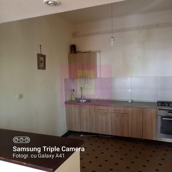 Apartament cu 5 camere semidecomandat în Mitropolie