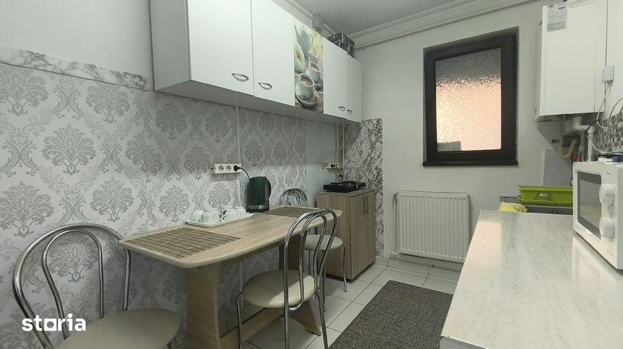 Apartament cu 4 camere decomandat în Piața Centrală