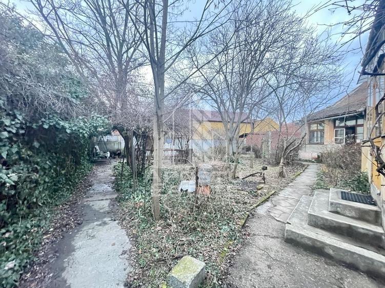 Casă individuală cu 8 camere cu Canalizare în Drăgășani
