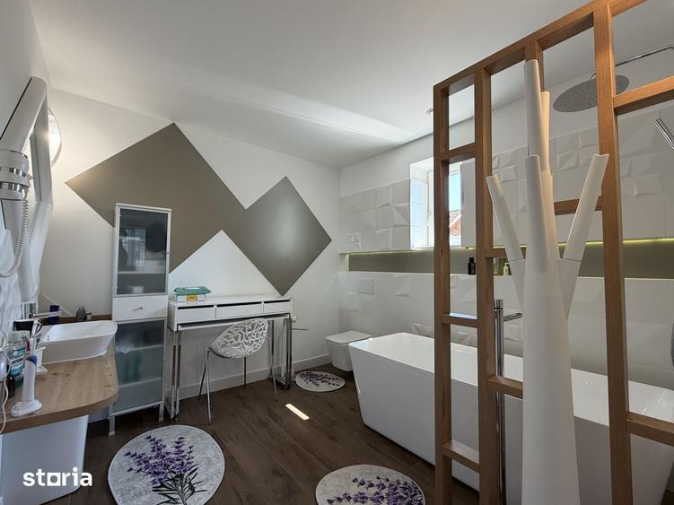 Casă cu 5 camere cu Teren 2108 Mp în Florești