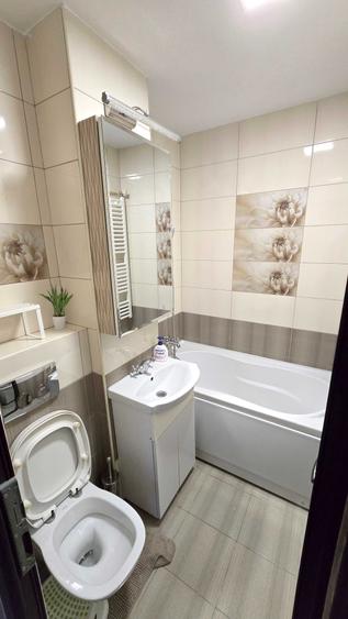 Apartament cu 4 camere semidecomandat, mobilat în Exterior Vest