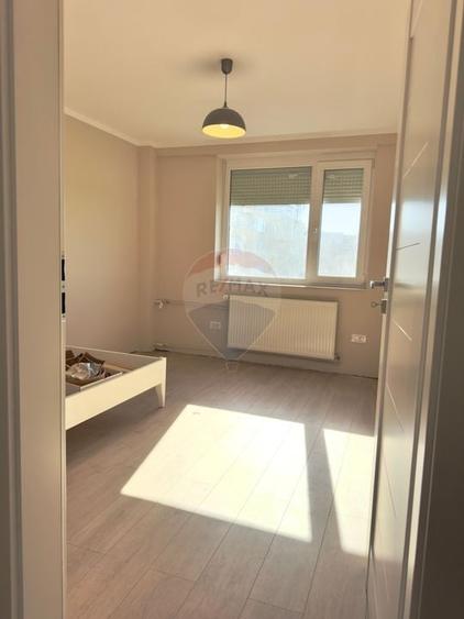Apartament cu 3 camere semidecomandat, mobilat în Dacia
