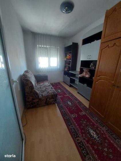 Apartament cu 3 camere decomandat în Micro 4