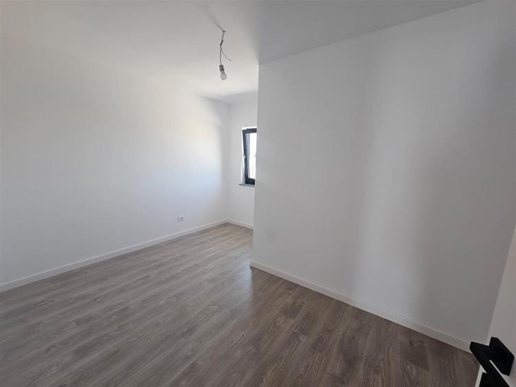 Duplex cu 4 camere cu Canalizare în Ipotești
