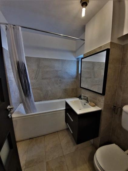 Apartament cu 3 camere semidecomandat, mobilat în Tineretului