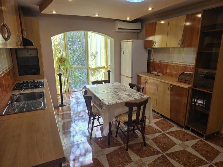 Apartament cu 3 camere decomandat în Central