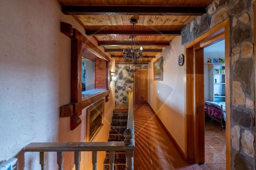 Casă cu 7 camere cu Teren 1020 Mp în Vest