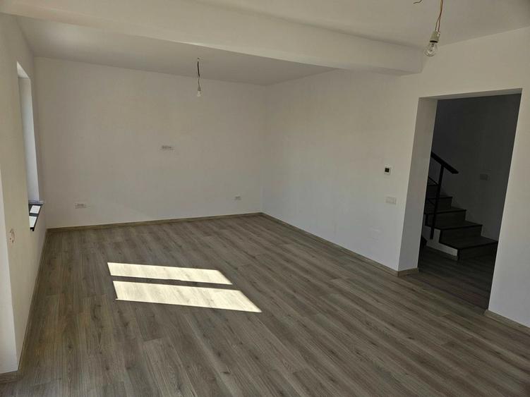 Casă individuală cu 4 camere cu Canalizare în Clinceni